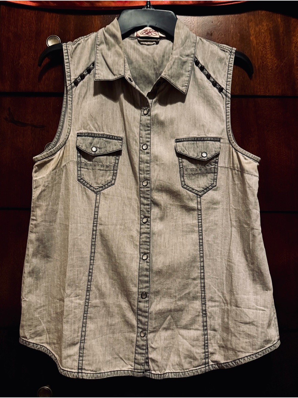 One 5 One Sleeveless Snap Button-Down Denim Shirt in Light Wash Gray